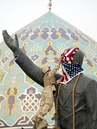 La bandiera americana sul volto del dittatore