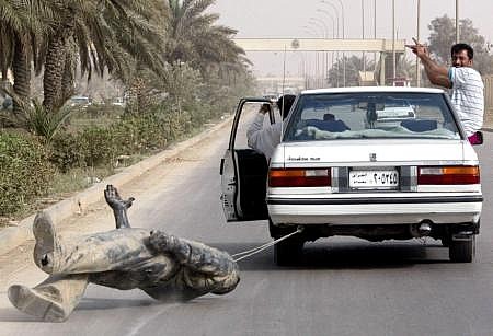 Legata ad un'auto e trascinata per le vie di Baghdad