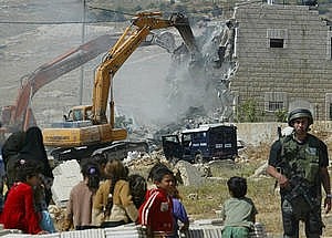 le autorità israeliane demoliscono una casa