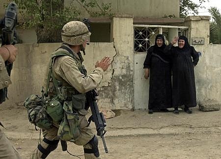 I soldati non trovano opposizione da parte delle donne