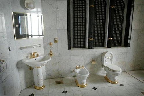 Uno dei bagni in oro del palazzo di Saddam a Bassora