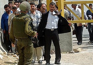 le autorità israeliane controllano se queste persone indossano esplosivi