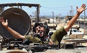 soldato israeliano alla guida di un cararmato