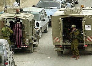 Soldato israeliano punta l'arma