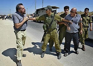 soldato israeliano separa 2 dimostranti