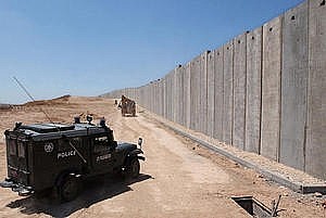 veicolo della polizia israeliana vicino alla barriera costruita vicino al campo rifugiati di Kalandia