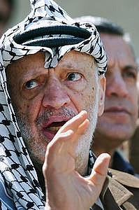 il leader palestinese Yasser Arafat parla in una conferenza