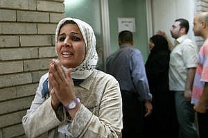 donna irachena aspetta fuori dall'ospedale informazioni sui suoi parenti