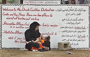donna irachena attende con suo figlio fuori dalla prigione
