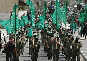 forze armate palestinesi in marcia con le bandiere