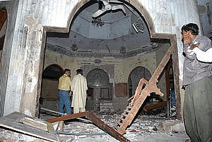 moschea dopo un bombardamento ma i civili continuano a frequentarla