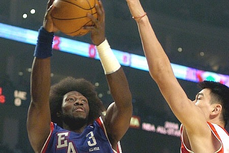 Ben Wallace contro Yao Ming