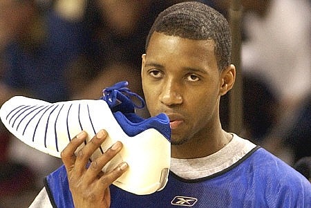 Tracy McGrady bacia la scarpa